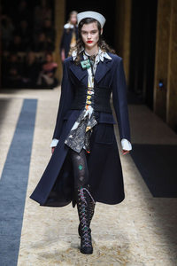 Prada+Fall+2016+Backstage+BjiL_V1kZnux 3.jpg