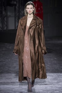 Nina+Ricci+Fall+2016+Details+oR4dA23_-oyx 6.jpg