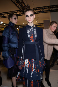 Sacai+Fall+2016+Backstage+0VhG89AkLYJx.jpg