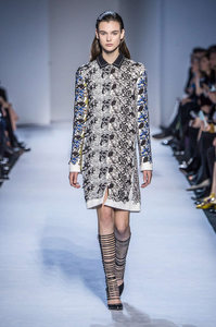 Giambattista+Valli+Fall+2016+3Lu67A55oa4x 6.jpg