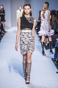 Giambattista+Valli+Fall+2016+3Lu67A55oa4x 12.jpg