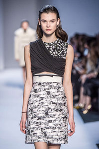 Giambattista+Valli+Fall+2016+3Lu67A55oa4x 13.jpg