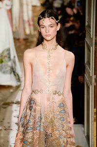 Valentino-Couture-Spring-Summer-2016-Paris-7249-1453921150-bigthumb 1.jpg