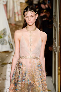 Valentino-Couture-Spring-Summer-2016-Paris-7249-1453921150-bigthumb 2.jpg