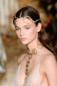 Valentino-Couture-Spring-Summer-2016-Paris-7249-1453921150-bigthumb 3.jpg