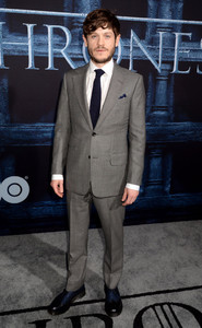 li iwan-rheon-premiere-game-of-thrones-season-6-01.jpg