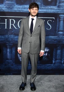 li iwan-rheon-premiere-game-of-thrones-season-6-02.jpg