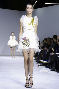 Giambattista-Valli-Spring-Summer-2016-Paris-4145-1453752014-bigthumb.jpg