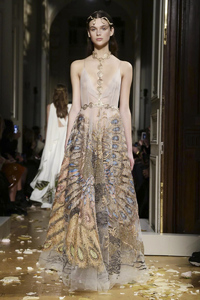 Valentino-Couture-Spring-Summer-2016-Paris-7249-1453921150-bigthumb.jpg