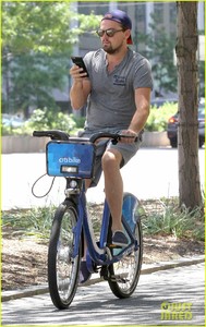 leonardo-dicaprio-citibikes-in-nyc-01.jpg