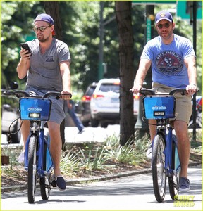 leonardo-dicaprio-citibikes-in-nyc-06.jpg