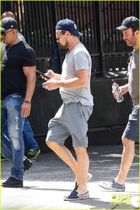 leonardo-dicaprio-enjoys-a-casual-monday-outing-with-friends-01.jpg