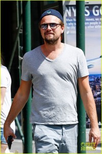 leonardo-dicaprio-enjoys-a-casual-monday-outing-with-friends-02.jpg