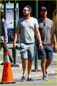 leonardo-dicaprio-enjoys-a-casual-monday-outing-with-friends-03.jpg