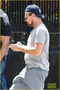 leonardo-dicaprio-enjoys-a-casual-monday-outing-with-friends-04.jpg