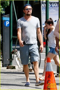 leonardo-dicaprio-enjoys-a-casual-monday-outing-with-friends-05.jpg