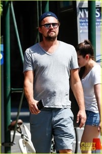 leonardo-dicaprio-enjoys-a-casual-monday-outing-with-friends-06.jpg