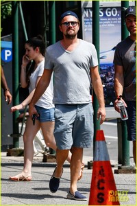 leonardo-dicaprio-enjoys-a-casual-monday-outing-with-friends-08.jpg