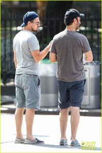 leonardo-dicaprio-enjoys-a-casual-monday-outing-with-friends-11.jpg