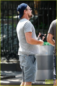 leonardo-dicaprio-enjoys-a-casual-monday-outing-with-friends-12.jpg