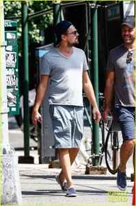 leonardo-dicaprio-enjoys-a-casual-monday-outing-with-friends-13.jpg