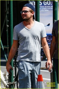 leonardo-dicaprio-enjoys-a-casual-monday-outing-with-friends-14.jpg