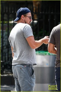 leonardo-dicaprio-enjoys-a-casual-monday-outing-with-friends-15.jpg