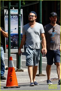 leonardo-dicaprio-enjoys-a-casual-monday-outing-with-friends-17.jpg