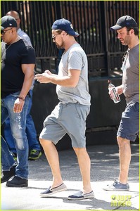 leonardo-dicaprio-enjoys-a-casual-monday-outing-with-friends-18.jpg