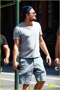 leonardo-dicaprio-enjoys-a-casual-monday-outing-with-friends-19.jpg