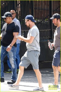 leonardo-dicaprio-enjoys-a-casual-monday-outing-with-friends-20.jpg