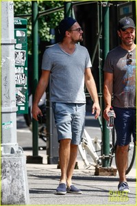 leonardo-dicaprio-enjoys-a-casual-monday-outing-with-friends-21.jpg