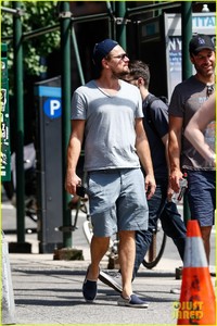 leonardo-dicaprio-enjoys-a-casual-monday-outing-with-friends-22.jpg