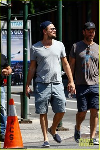 leonardo-dicaprio-enjoys-a-casual-monday-outing-with-friends-23.jpg