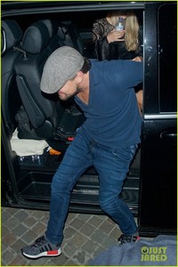 leonardo-dicaprio-spends-the-night-out-with-female-friends-01.jpg