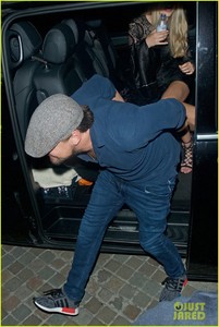 leonardo-dicaprio-spends-the-night-out-with-female-friends-05.jpg