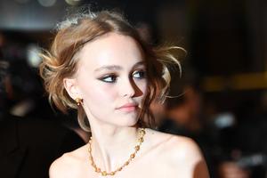 lily-rose-depp-sur-les-marches-de-cannes-photo-2.jpg