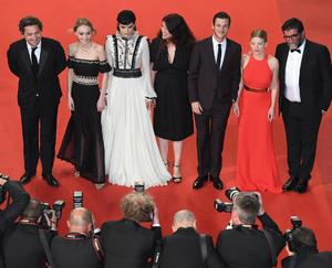 lily-rose-depp-sur-les-marches-de-cannes-photo-3.jpg
