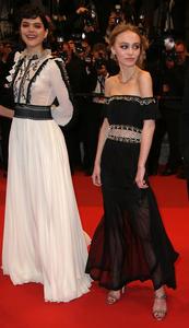 lily-rose-depp-sur-les-marches-de-cannes-photo-4.jpg