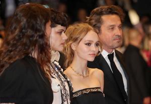lily-rose-depp-sur-les-marches-de-cannes-photo-5.jpg