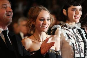 lily-rose-depp-sur-les-marches-de-cannes-photo-8.jpg
