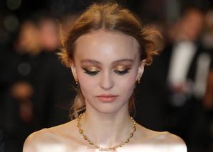 lily-rose-depp-sur-les-marches-de-cannes-photo-9.jpg
