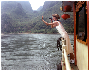 linda-evangelista-on-the-li-river-in-guangxi-china-photo-arthur-elgort-1993.jpg