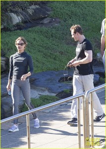 michael-fassbender-alicia-vikander-work-on-fitness-together-01.jpg