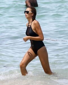 sandra-kubicka-in-swiumsuit-at-the-beach-in-miami-06-26-2016_10.jpg