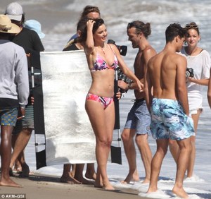 36662C5600000578-3696766-Not_a_bad_day_job_Miranda_couldn_t_stop_smiling_during_the_shoot-m-77_1468898724456.jpg