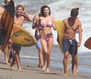 36662C8300000578-3696766-Her_gang_The_brunette_beauty_was_joined_by_some_buff_male_models-m-78_1468898747605.jpg