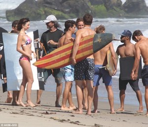 3666305000000578-3696766-Surf_s_up_Some_of_Miranda_s_hunky_companions_carried_surfboards-m-80_1468898929198.jpg