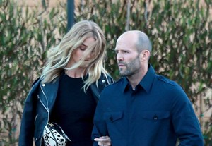 Rosie+Huntington+Whiteley+Celebrities+Dine+1AtkEMm3U6Wx.jpg
