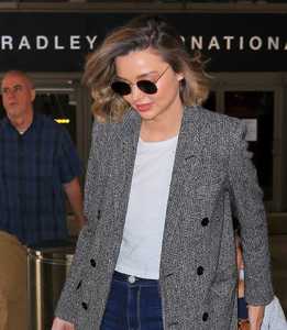 miranda-kerr-at-los-angeles-international-airport_404073316 (1).jpg